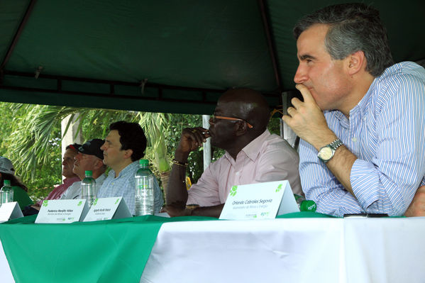 Inauguración del gas natural en Carepa
Inauguración del gas natural en Carepa
Fecha: Junio 22  de 2013. 
Para descargar esta fotografía en alta resolución, haga clic sobre la imagen hasta que la misma se despliegue en la pantalla completa; luego dé clic derecho y elija la opción "guardar imagen como". 
En caso de publicación por cualquier medio, solicitamos acompañarla del crédito: "Cortesía EPM".
Palabras clave: Inauguración gas natural Carepa Urabá