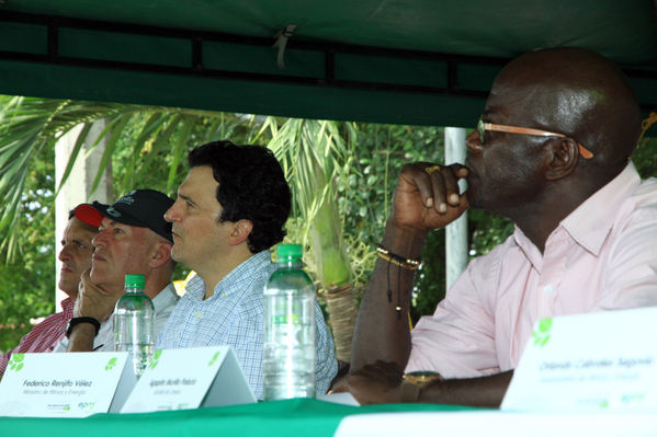 Inauguración del gas natural en Carepa
Inauguración del gas natural en Carepa
Fecha: Junio 22  de 2013. 
Para descargar esta fotografía en alta resolución, haga clic sobre la imagen hasta que la misma se despliegue en la pantalla completa; luego dé clic derecho y elija la opción "guardar imagen como". 
En caso de publicación por cualquier medio, solicitamos acompañarla del crédito: "Cortesía EPM".
Palabras clave: Inauguración gas natural Carepa Urabá