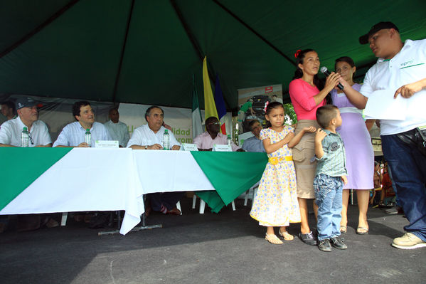 Inauguración del gas natural en Carepa
Inauguración del gas natural en Carepa
Fecha: Junio 22  de 2013. 
Para descargar esta fotografía en alta resolución, haga clic sobre la imagen hasta que la misma se despliegue en la pantalla completa; luego dé clic derecho y elija la opción "guardar imagen como". 
En caso de publicación por cualquier medio, solicitamos acompañarla del crédito: "Cortesía EPM".
Palabras clave: Inauguración gas natural Carepa Urabá