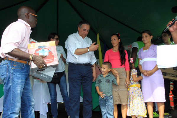 Inauguración del gas natural en Carepa
Inauguración del gas natural en Carepa
Fecha: Junio 22  de 2013. 
Para descargar esta fotografía en alta resolución, haga clic sobre la imagen hasta que la misma se despliegue en la pantalla completa; luego dé clic derecho y elija la opción "guardar imagen como". 
En caso de publicación por cualquier medio, solicitamos acompañarla del crédito: "Cortesía EPM".
Palabras clave: Inauguración gas natural Carepa Urabá