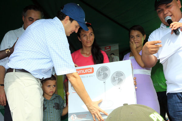 Inauguración del gas natural en Carepa
Inauguración del gas natural en Carepa
Fecha: Junio 22  de 2013. 
Para descargar esta fotografía en alta resolución, haga clic sobre la imagen hasta que la misma se despliegue en la pantalla completa; luego dé clic derecho y elija la opción "guardar imagen como". 
En caso de publicación por cualquier medio, solicitamos acompañarla del crédito: "Cortesía EPM".
Palabras clave: Inauguración gas natural Carepa Urabá