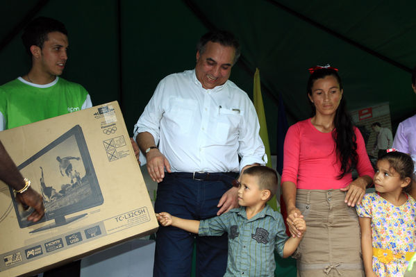 Inauguración del gas natural en Carepa
Inauguración del gas natural en Carepa
Fecha: Junio 22  de 2013. 
Para descargar esta fotografía en alta resolución, haga clic sobre la imagen hasta que la misma se despliegue en la pantalla completa; luego dé clic derecho y elija la opción "guardar imagen como". 
En caso de publicación por cualquier medio, solicitamos acompañarla del crédito: "Cortesía EPM".
Palabras clave: Inauguración gas natural Carepa Urabá