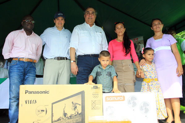 Inauguración del gas natural en Carepa
Inauguración del gas natural en Carepa
Fecha: Junio 22  de 2013. 
Para descargar esta fotografía en alta resolución, haga clic sobre la imagen hasta que la misma se despliegue en la pantalla completa; luego dé clic derecho y elija la opción "guardar imagen como". 
En caso de publicación por cualquier medio, solicitamos acompañarla del crédito: "Cortesía EPM".
Palabras clave: Inauguración gas natural Carepa Urabá