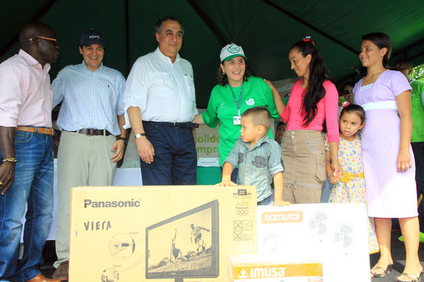 Inauguración del gas natural en Carepa
Inauguración del gas natural en Carepa
Fecha: Junio 22  de 2013. 
Para descargar esta fotografía en alta resolución, haga clic sobre la imagen hasta que la misma se despliegue en la pantalla completa; luego dé clic derecho y elija la opción "guardar imagen como". 
En caso de publicación por cualquier medio, solicitamos acompañarla del crédito: "Cortesía EPM".
Palabras clave: Inauguración gas natural Carepa Urabá