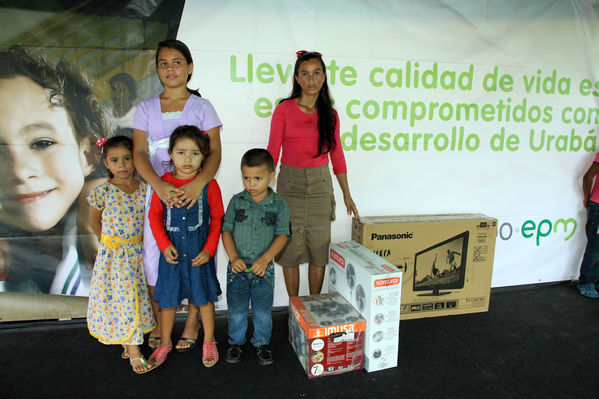 Inauguración del gas natural en Carepa
Inauguración del gas natural en Carepa
Fecha: Junio 22  de 2013. 
Para descargar esta fotografía en alta resolución, haga clic sobre la imagen hasta que la misma se despliegue en la pantalla completa; luego dé clic derecho y elija la opción "guardar imagen como". 
En caso de publicación por cualquier medio, solicitamos acompañarla del crédito: "Cortesía EPM".
Palabras clave: Inauguración gas natural Carepa Urabá