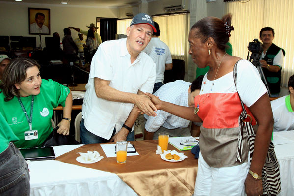 Mesa Interinstitucional Urabá Sostenible y Competitiva - Carepa
Mesa Interinstitucional Urabá Sostenible y Competitiva - Carepa
Fecha: Junio 22  de 2013. 
Para descargar esta fotografía en alta resolución, haga clic sobre la imagen hasta que la misma se despliegue en la pantalla completa; luego dé clic derecho y elija la opción "guardar imagen como". 
En caso de publicación por cualquier medio, solicitamos acompañarla del crédito: "Cortesía EPM".
Palabras clave: Mesa Interinstitucional Urabá Sostenible  Competitiva  Carepa