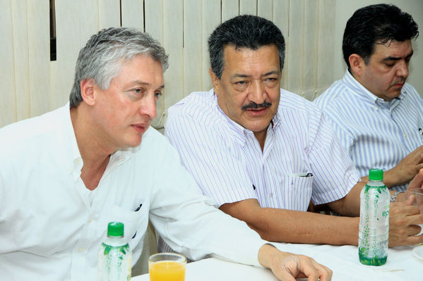 Mesa Interinstitucional Urabá Sostenible y Competitiva - Carepa
Mesa Interinstitucional Urabá Sostenible y Competitiva - Carepa
Fecha: Junio 22  de 2013. 
Para descargar esta fotografía en alta resolución, haga clic sobre la imagen hasta que la misma se despliegue en la pantalla completa; luego dé clic derecho y elija la opción "guardar imagen como". 
En caso de publicación por cualquier medio, solicitamos acompañarla del crédito: "Cortesía EPM".
Palabras clave: Mesa Interinstitucional Urabá Sostenible  Competitiva  Carepa