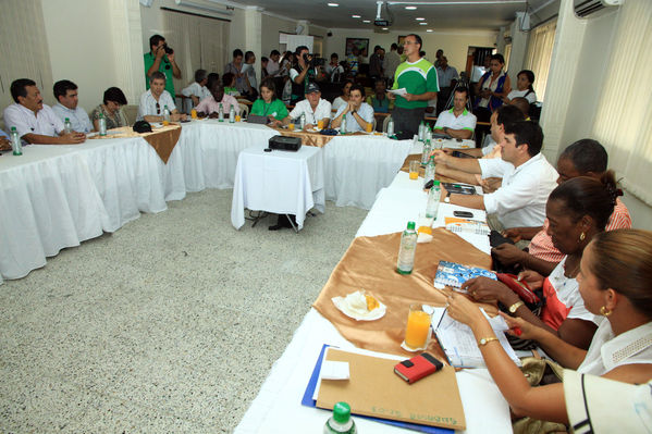 Mesa Interinstitucional Urabá Sostenible y Competitiva - Carepa
Mesa Interinstitucional Urabá Sostenible y Competitiva - Carepa
Fecha: Junio 22  de 2013. 
Para descargar esta fotografía en alta resolución, haga clic sobre la imagen hasta que la misma se despliegue en la pantalla completa; luego dé clic derecho y elija la opción "guardar imagen como". 
En caso de publicación por cualquier medio, solicitamos acompañarla del crédito: "Cortesía EPM".
Palabras clave: Mesa Interinstitucional Urabá Sostenible  Competitiva  Carepa