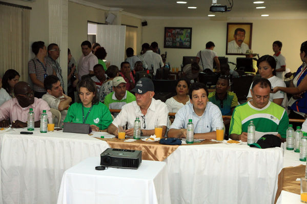 Mesa Interinstitucional Urabá Sostenible y Competitiva - Carepa
Mesa Interinstitucional Urabá Sostenible y Competitiva - Carepa
Fecha: Junio 22  de 2013. 
Para descargar esta fotografía en alta resolución, haga clic sobre la imagen hasta que la misma se despliegue en la pantalla completa; luego dé clic derecho y elija la opción "guardar imagen como". 
En caso de publicación por cualquier medio, solicitamos acompañarla del crédito: "Cortesía EPM".
Palabras clave: Mesa Interinstitucional Urabá Sostenible  Competitiva  Carepa
