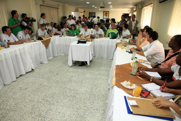Mesa Interinstitucional Urabá Sostenible y Competitiva - Carepa
Mesa Interinstitucional Urabá Sostenible y Competitiva - Carepa
Fecha: Junio 22  de 2013. 
Para descargar esta fotografía en alta resolución, haga clic sobre la imagen hasta que la misma se despliegue en la pantalla completa; luego dé clic derecho y elija la opción "guardar imagen como". 
En caso de publicación por cualquier medio, solicitamos acompañarla del crédito: "Cortesía EPM".
Palabras clave: Mesa Interinstitucional Urabá Sostenible  Competitiva  Carepa