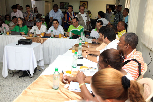 Mesa Interinstitucional Urabá Sostenible y Competitiva - Carepa
Mesa Interinstitucional Urabá Sostenible y Competitiva - Carepa
Fecha: Junio 22  de 2013. 
Para descargar esta fotografía en alta resolución, haga clic sobre la imagen hasta que la misma se despliegue en la pantalla completa; luego dé clic derecho y elija la opción "guardar imagen como". 
En caso de publicación por cualquier medio, solicitamos acompañarla del crédito: "Cortesía EPM".
Palabras clave: Mesa Interinstitucional Urabá Sostenible  Competitiva  Carepa