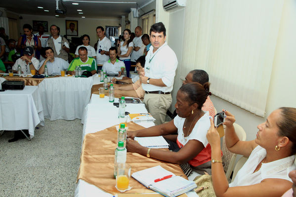 Mesa Interinstitucional Urabá Sostenible y Competitiva - Carepa
Mesa Interinstitucional Urabá Sostenible y Competitiva - Carepa
Fecha: Junio 22  de 2013. 
Para descargar esta fotografía en alta resolución, haga clic sobre la imagen hasta que la misma se despliegue en la pantalla completa; luego dé clic derecho y elija la opción "guardar imagen como". 
En caso de publicación por cualquier medio, solicitamos acompañarla del crédito: "Cortesía EPM".
Palabras clave: Mesa Interinstitucional Urabá Sostenible  Competitiva  Carepa