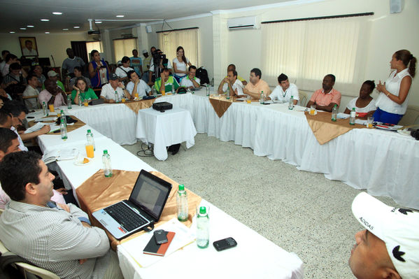 Mesa Interinstitucional Urabá Sostenible y Competitiva - Carepa
Mesa Interinstitucional Urabá Sostenible y Competitiva - Carepa
Fecha: Junio 22  de 2013. 
Para descargar esta fotografía en alta resolución, haga clic sobre la imagen hasta que la misma se despliegue en la pantalla completa; luego dé clic derecho y elija la opción "guardar imagen como". 
En caso de publicación por cualquier medio, solicitamos acompañarla del crédito: "Cortesía EPM".
Palabras clave: Mesa Interinstitucional Urabá Sostenible  Competitiva  Carepa