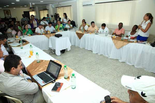 Mesa Interinstitucional Urabá Sostenible y Competitiva - Carepa
Mesa Interinstitucional Urabá Sostenible y Competitiva - Carepa
Fecha: Junio 22  de 2013. 
Para descargar esta fotografía en alta resolución, haga clic sobre la imagen hasta que la misma se despliegue en la pantalla completa; luego dé clic derecho y elija la opción "guardar imagen como". 
En caso de publicación por cualquier medio, solicitamos acompañarla del crédito: "Cortesía EPM".
Palabras clave: Mesa Interinstitucional Urabá Sostenible  Competitiva  Carepa