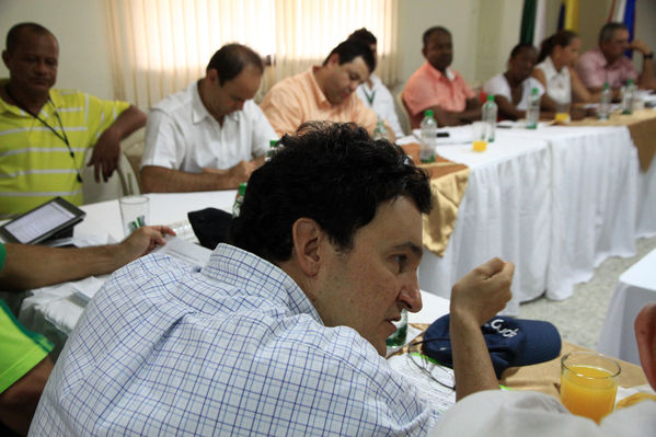 Mesa Interinstitucional Urabá Sostenible y Competitiva - Carepa
Mesa Interinstitucional Urabá Sostenible y Competitiva - Carepa
Fecha: Junio 22  de 2013. 
Para descargar esta fotografía en alta resolución, haga clic sobre la imagen hasta que la misma se despliegue en la pantalla completa; luego dé clic derecho y elija la opción "guardar imagen como". 
En caso de publicación por cualquier medio, solicitamos acompañarla del crédito: "Cortesía EPM".
Palabras clave: Mesa Interinstitucional Urabá Sostenible  Competitiva  Carepa