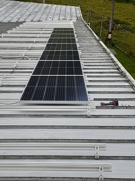 Solución solar Unilasallista
Solución solar Unilasallista
Fecha: Junio 24 2021
Para descargar esta fotografía en alta resolución, haga clic sobre la imagen hasta que la misma se despliegue en la pantalla completa; luego dé clic derecho y elija la opción "guardar imagen como". 
En caso de publicación por cualquier medio, solicitamos acompañarla del crédito: "Foto EPM"
Palabras clave: Solución solar Unilasallista
