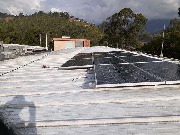 Solución solar Unilasallista
Solución solar Unilasallista
Fecha: Junio 24 2021
Para descargar esta fotografía en alta resolución, haga clic sobre la imagen hasta que la misma se despliegue en la pantalla completa; luego dé clic derecho y elija la opción "guardar imagen como". 
En caso de publicación por cualquier medio, solicitamos acompañarla del crédito: "Foto EPM"
Palabras clave: Solución solar Unilasallista