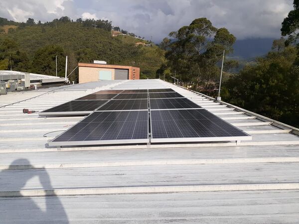 Solución solar Unilasallista
Solución solar Unilasallista
Fecha: Junio 24 2021
Para descargar esta fotografía en alta resolución, haga clic sobre la imagen hasta que la misma se despliegue en la pantalla completa; luego dé clic derecho y elija la opción "guardar imagen como". 
En caso de publicación por cualquier medio, solicitamos acompañarla del crédito: "Foto EPM"
Palabras clave: Solución solar Unilasallista