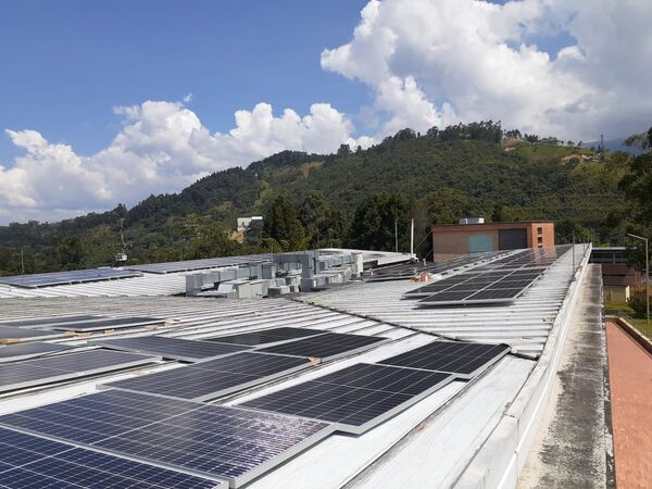 Solución solar Unilasallista
Solución solar Unilasallista
Fecha: Junio 24 2021
Para descargar esta fotografía en alta resolución, haga clic sobre la imagen hasta que la misma se despliegue en la pantalla completa; luego dé clic derecho y elija la opción "guardar imagen como". 
En caso de publicación por cualquier medio, solicitamos acompañarla del crédito: "Foto EPM"
Palabras clave: Solución solar Unilasallista