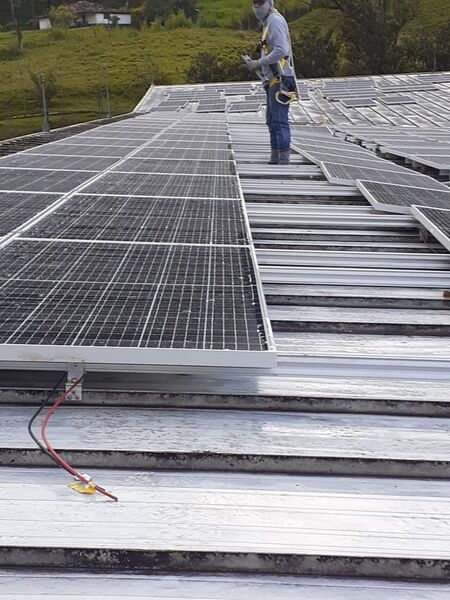 Solución solar Unilasallista
Solución solar Unilasallista
Fecha: Junio 24 2021
Para descargar esta fotografía en alta resolución, haga clic sobre la imagen hasta que la misma se despliegue en la pantalla completa; luego dé clic derecho y elija la opción "guardar imagen como". 
En caso de publicación por cualquier medio, solicitamos acompañarla del crédito: "Foto EPM"
Palabras clave: Solución solar Unilasallista