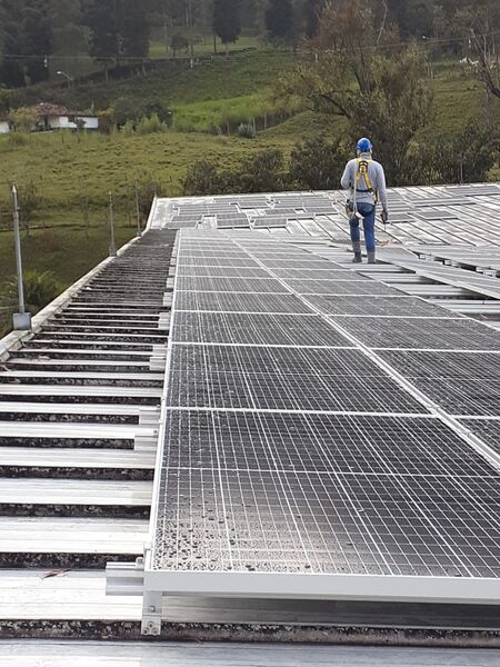 Solución solar Unilasallista
Solución solar Unilasallista
Fecha: Junio 24 2021
Para descargar esta fotografía en alta resolución, haga clic sobre la imagen hasta que la misma se despliegue en la pantalla completa; luego dé clic derecho y elija la opción "guardar imagen como". 
En caso de publicación por cualquier medio, solicitamos acompañarla del crédito: "Foto EPM"
Palabras clave: Solución solar Unilasallista