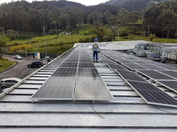 Solución solar Unilasallista
Solución solar Unilasallista
Fecha: Junio 24 2021
Para descargar esta fotografía en alta resolución, haga clic sobre la imagen hasta que la misma se despliegue en la pantalla completa; luego dé clic derecho y elija la opción "guardar imagen como". 
En caso de publicación por cualquier medio, solicitamos acompañarla del crédito: "Foto EPM"
Palabras clave: Solución solar Unilasallista
