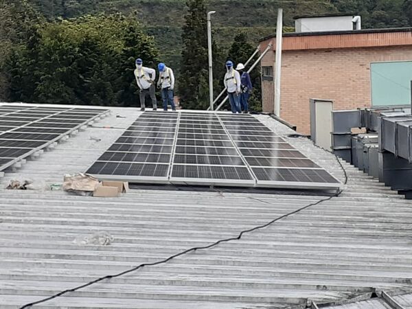 Solución solar Unilasallista
Solución solar Unilasallista
Fecha: Junio 24 2021
Para descargar esta fotografía en alta resolución, haga clic sobre la imagen hasta que la misma se despliegue en la pantalla completa; luego dé clic derecho y elija la opción "guardar imagen como". 
En caso de publicación por cualquier medio, solicitamos acompañarla del crédito: "Foto EPM"
Palabras clave: Solución solar Unilasallista