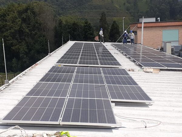 Solución solar Unilasallista
Solución solar Unilasallista
Fecha: Junio 24 2021
Para descargar esta fotografía en alta resolución, haga clic sobre la imagen hasta que la misma se despliegue en la pantalla completa; luego dé clic derecho y elija la opción "guardar imagen como". 
En caso de publicación por cualquier medio, solicitamos acompañarla del crédito: "Foto EPM"
Palabras clave: Solución solar Unilasallista