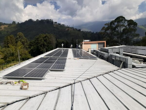 Solución solar Unilasallista
Solución solar Unilasallista
Fecha: Junio 24 2021
Para descargar esta fotografía en alta resolución, haga clic sobre la imagen hasta que la misma se despliegue en la pantalla completa; luego dé clic derecho y elija la opción "guardar imagen como". 
En caso de publicación por cualquier medio, solicitamos acompañarla del crédito: "Foto EPM"
Palabras clave: Solución solar Unilasallista