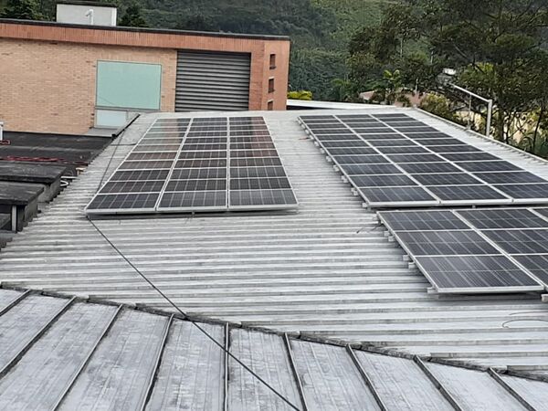 Solución solar Unilasallista
Solución solar Unilasallista
Fecha: Junio 24 2021
Para descargar esta fotografía en alta resolución, haga clic sobre la imagen hasta que la misma se despliegue en la pantalla completa; luego dé clic derecho y elija la opción "guardar imagen como". 
En caso de publicación por cualquier medio, solicitamos acompañarla del crédito: "Foto EPM"
Palabras clave: Solución solar Unilasallista