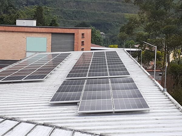 Solución solar Unilasallista
Solución solar Unilasallista
Fecha: Junio 24 2021
Para descargar esta fotografía en alta resolución, haga clic sobre la imagen hasta que la misma se despliegue en la pantalla completa; luego dé clic derecho y elija la opción "guardar imagen como". 
En caso de publicación por cualquier medio, solicitamos acompañarla del crédito: "Foto EPM"
Palabras clave: Solución solar Unilasallista