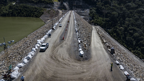 Rueda Prensa Terminación presa proyecto hidroeléctrico Ituango
Rueda de Prensa. Terminación de la presa del proyecto hidroeléctrico Ituango
Fecha: Julio 19 de 2019. 
Para descargar esta fotografía en alta resolución, haga clic sobre la imagen hasta que la misma se despliegue en la pantalla completa; luego dé clic derecho y elija la opción "guardar imagen como". 
En caso de publicación por cualquier medio, solicitamos acompañarla del crédito: "Foto EPM"
Palabras clave: Rueda Prensa Terminación presa proyecto hidroeléctrico Ituango