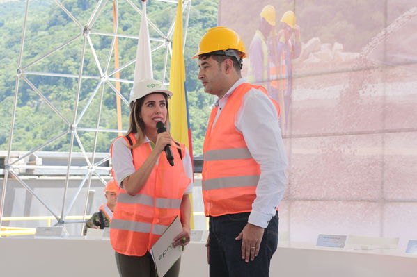 Rueda Prensa Terminación presa proyecto hidroeléctrico Ituango
Rueda de Prensa. Terminación de la presa del proyecto hidroeléctrico Ituango
Fecha: Julio 19 de 2019. 
Para descargar esta fotografía en alta resolución, haga clic sobre la imagen hasta que la misma se despliegue en la pantalla completa; luego dé clic derecho y elija la opción "guardar imagen como". 
En caso de publicación por cualquier medio, solicitamos acompañarla del crédito: "Foto EPM"
Palabras clave: Rueda Prensa Terminación presa proyecto hidroeléctrico Ituango