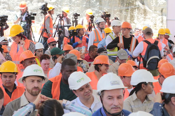 Rueda Prensa Terminación presa proyecto hidroeléctrico Ituango
Rueda de Prensa. Terminación de la presa del proyecto hidroeléctrico Ituango
Fecha: Julio 19 de 2019. 
Para descargar esta fotografía en alta resolución, haga clic sobre la imagen hasta que la misma se despliegue en la pantalla completa; luego dé clic derecho y elija la opción "guardar imagen como". 
En caso de publicación por cualquier medio, solicitamos acompañarla del crédito: "Foto EPM"
Palabras clave: Rueda Prensa Terminación presa proyecto hidroeléctrico Ituango