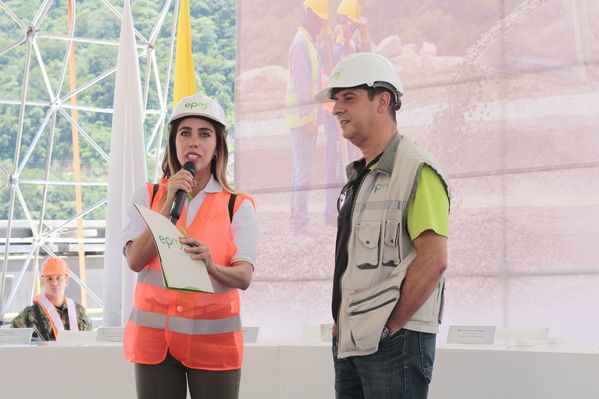 Rueda Prensa Terminación presa proyecto hidroeléctrico Ituango
Rueda de Prensa. Terminación de la presa del proyecto hidroeléctrico Ituango
Fecha: Julio 19 de 2019. 
Para descargar esta fotografía en alta resolución, haga clic sobre la imagen hasta que la misma se despliegue en la pantalla completa; luego dé clic derecho y elija la opción "guardar imagen como". 
En caso de publicación por cualquier medio, solicitamos acompañarla del crédito: "Foto EPM"
Palabras clave: Rueda Prensa Terminación presa proyecto hidroeléctrico Ituango