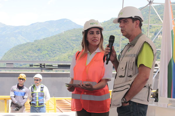 Rueda Prensa Terminación presa proyecto hidroeléctrico Ituango
Rueda de Prensa. Terminación de la presa del proyecto hidroeléctrico Ituango
Fecha: Julio 19 de 2019. 
Para descargar esta fotografía en alta resolución, haga clic sobre la imagen hasta que la misma se despliegue en la pantalla completa; luego dé clic derecho y elija la opción "guardar imagen como". 
En caso de publicación por cualquier medio, solicitamos acompañarla del crédito: "Foto EPM"
Palabras clave: Rueda Prensa Terminación presa proyecto hidroeléctrico Ituango