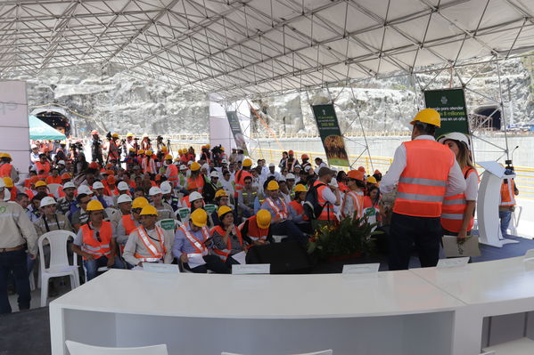 Rueda Prensa Terminación presa proyecto hidroeléctrico Ituango
Rueda de Prensa. Terminación de la presa del proyecto hidroeléctrico Ituango
Fecha: Julio 19 de 2019. 
Para descargar esta fotografía en alta resolución, haga clic sobre la imagen hasta que la misma se despliegue en la pantalla completa; luego dé clic derecho y elija la opción "guardar imagen como". 
En caso de publicación por cualquier medio, solicitamos acompañarla del crédito: "Foto EPM"
Palabras clave: Rueda Prensa Terminación presa proyecto hidroeléctrico Ituango
