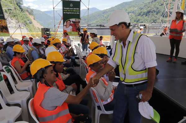 Rueda Prensa Terminación presa proyecto hidroeléctrico Ituango
Rueda de Prensa. Terminación de la presa del proyecto hidroeléctrico Ituango
Fecha: Julio 19 de 2019. 
Para descargar esta fotografía en alta resolución, haga clic sobre la imagen hasta que la misma se despliegue en la pantalla completa; luego dé clic derecho y elija la opción "guardar imagen como". 
En caso de publicación por cualquier medio, solicitamos acompañarla del crédito: "Foto EPM"
Palabras clave: Rueda Prensa Terminación presa proyecto hidroeléctrico Ituango