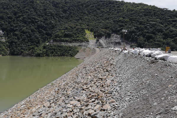 Rueda Prensa Terminación presa proyecto hidroeléctrico Ituango
Rueda de Prensa. Terminación de la presa del proyecto hidroeléctrico Ituango
Fecha: Julio 19 de 2019. 
Para descargar esta fotografía en alta resolución, haga clic sobre la imagen hasta que la misma se despliegue en la pantalla completa; luego dé clic derecho y elija la opción "guardar imagen como". 
En caso de publicación por cualquier medio, solicitamos acompañarla del crédito: "Foto EPM"
Palabras clave: Rueda Prensa Terminación presa proyecto hidroeléctrico Ituango