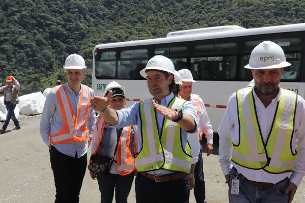 Rueda Prensa Terminación presa proyecto hidroeléctrico Ituango
Rueda de Prensa. Terminación de la presa del proyecto hidroeléctrico Ituango
Fecha: Julio 19 de 2019. 
Para descargar esta fotografía en alta resolución, haga clic sobre la imagen hasta que la misma se despliegue en la pantalla completa; luego dé clic derecho y elija la opción "guardar imagen como". 
En caso de publicación por cualquier medio, solicitamos acompañarla del crédito: "Foto EPM"
Palabras clave: Rueda Prensa Terminación presa proyecto hidroeléctrico Ituango