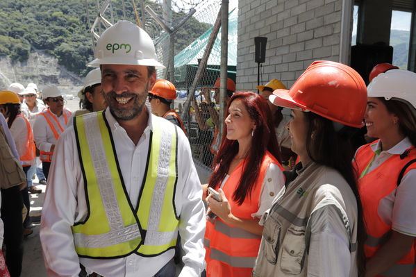 Rueda Prensa Terminación presa proyecto hidroeléctrico Ituango
Rueda de Prensa. Terminación de la presa del proyecto hidroeléctrico Ituango
Fecha: Julio 19 de 2019. 
Para descargar esta fotografía en alta resolución, haga clic sobre la imagen hasta que la misma se despliegue en la pantalla completa; luego dé clic derecho y elija la opción "guardar imagen como". 
En caso de publicación por cualquier medio, solicitamos acompañarla del crédito: "Foto EPM"
Palabras clave: Rueda Prensa Terminación presa proyecto hidroeléctrico Ituango