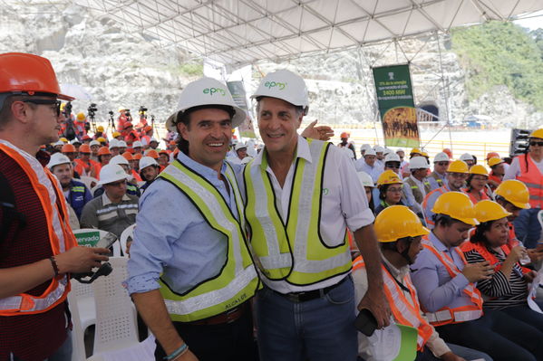 Rueda Prensa Terminación presa proyecto hidroeléctrico Ituango
Rueda de Prensa. Terminación de la presa del proyecto hidroeléctrico Ituango
Fecha: Julio 19 de 2019. 
Para descargar esta fotografía en alta resolución, haga clic sobre la imagen hasta que la misma se despliegue en la pantalla completa; luego dé clic derecho y elija la opción "guardar imagen como". 
En caso de publicación por cualquier medio, solicitamos acompañarla del crédito: "Foto EPM"
Palabras clave: Rueda Prensa Terminación presa proyecto hidroeléctrico Ituango