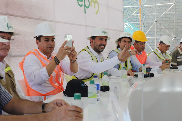 Rueda Prensa Terminación presa proyecto hidroeléctrico Ituango
Rueda de Prensa. Terminación de la presa del proyecto hidroeléctrico Ituango
Fecha: Julio 19 de 2019. 
Para descargar esta fotografía en alta resolución, haga clic sobre la imagen hasta que la misma se despliegue en la pantalla completa; luego dé clic derecho y elija la opción "guardar imagen como". 
En caso de publicación por cualquier medio, solicitamos acompañarla del crédito: "Foto EPM"
Palabras clave: Rueda Prensa Terminación presa proyecto hidroeléctrico Ituango