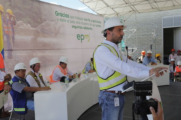 Rueda Prensa Terminación presa proyecto hidroeléctrico Ituango
Rueda de PrRueda Prensa Terminación presa proyecto hidroeléctrico Ituangoensa. Terminación de la presa del proyecto hidroeléctrico Ituango
Fecha: Julio 19 de 2019. 
Para descargar esta fotografía en alta resolución, haga clic sobre la imagen hasta que la misma se despliegue en la pantalla completa; luego dé clic derecho y elija la opción "guardar imagen como". 
En caso de publicación por cualquier medio, solicitamos acompañarla del crédito: "Foto EPM"
Palabras clave: Rueda Prensa Terminación presa proyecto hidroeléctrico Ituango