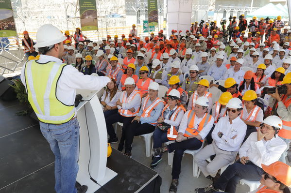 Rueda Prensa Terminación presa proyecto hidroeléctrico Ituango
Rueda de Prensa. Terminación de la presa del proyecto hidroeléctrico Ituango
Fecha: Julio 19 de 2019. 
Para descargar esta fotografía en alta resolución, haga clic sobre la imagen hasta que la misma se despliegue en la pantalla completa; luego dé clic derecho y elija la opción "guardar imagen como". 
En caso de publicación por cualquier medio, solicitamos acompañarla del crédito: "Foto EPM"
Palabras clave: Rueda Prensa Terminación presa proyecto hidroeléctrico Ituango
