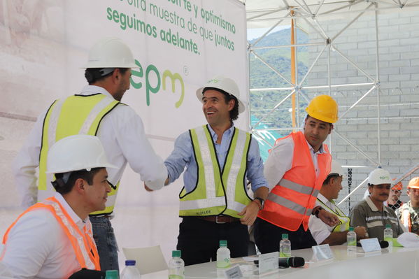 Rueda Prensa Terminación presa proyecto hidroeléctrico Ituango
Rueda de Prensa. Terminación de la presa del proyecto hidroeléctrico Ituango
Fecha: Julio 19 de 2019. 
Para descargar esta fotografía en alta resolución, haga clic sobre la imagen hasta que la misma se despliegue en la pantalla completa; luego dé clic derecho y elija la opción "guardar imagen como". 
En caso de publicación por cualquier medio, solicitamos acompañarla del crédito: "Foto EPM"
Palabras clave: Rueda Prensa Terminación presa proyecto hidroeléctrico Ituango