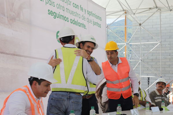 Rueda Prensa Terminación presa proyecto hidroeléctrico Ituango
Rueda de Prensa. Terminación de la presa del proyecto hidroeléctrico Ituango
Fecha: Julio 19 de 2019. 
Para descargar esta fotografía en alta resolución, haga clic sobre la imagen hasta que la misma se despliegue en la pantalla completa; luego dé clic derecho y elija la opción "guardar imagen como". 
En caso de publicación por cualquier medio, solicitamos acompañarla del crédito: "Foto EPM"
Palabras clave: Rueda Prensa Terminación presa proyecto hidroeléctrico Ituango