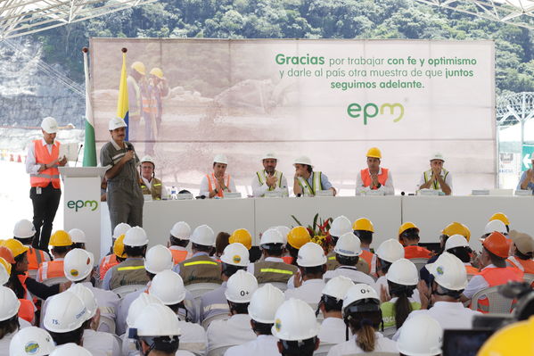 Rueda Prensa Terminación presa proyecto hidroeléctrico Ituango
Rueda de Prensa. Terminación de la presa del proyecto hidroeléctrico Ituango
Fecha: Julio 19 de 2019. 
Para descargar esta fotografía en alta resolución, haga clic sobre la imagen hasta que la misma se despliegue en la pantalla completa; luego dé clic derecho y elija la opción "guardar imagen como". 
En caso de publicación por cualquier medio, solicitamos acompañarla del crédito: "Foto EPM"
Palabras clave: Rueda Prensa Terminación presa proyecto hidroeléctrico Ituango