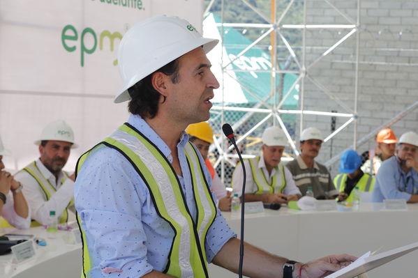 Rueda Prensa Terminación presa proyecto hidroeléctrico Ituango
Rueda de Prensa. Terminación de la presa del proyecto hidroeléctrico Ituango
Fecha: Julio 19 de 2019. 
Para descargar esta fotografía en alta resolución, haga clic sobre la imagen hasta que la misma se despliegue en la pantalla completa; luego dé clic derecho y elija la opción "guardar imagen como". 
En caso de publicación por cualquier medio, solicitamos acompañarla del crédito: "Foto EPM"
Palabras clave: Rueda Prensa Terminación presa proyecto hidroeléctrico Ituango