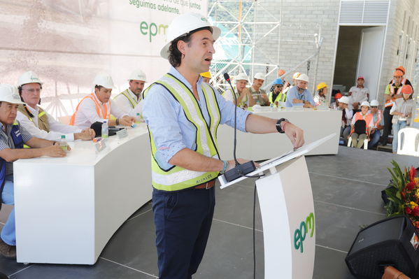 Rueda Prensa Terminación presa proyecto hidroeléctrico Ituango
Rueda de Prensa. Terminación de la presa del proyecto hidroeléctrico Ituango
Fecha: Julio 19 de 2019. 
Para descargar esta fotografía en alta resolución, haga clic sobre la imagen hasta que la misma se despliegue en la pantalla completa; luego dé clic derecho y elija la opción "guardar imagen como". 
En caso de publicación por cualquier medio, solicitamos acompañarla del crédito: "Foto EPM"
Palabras clave: Rueda Prensa Terminación presa proyecto hidroeléctrico Ituango